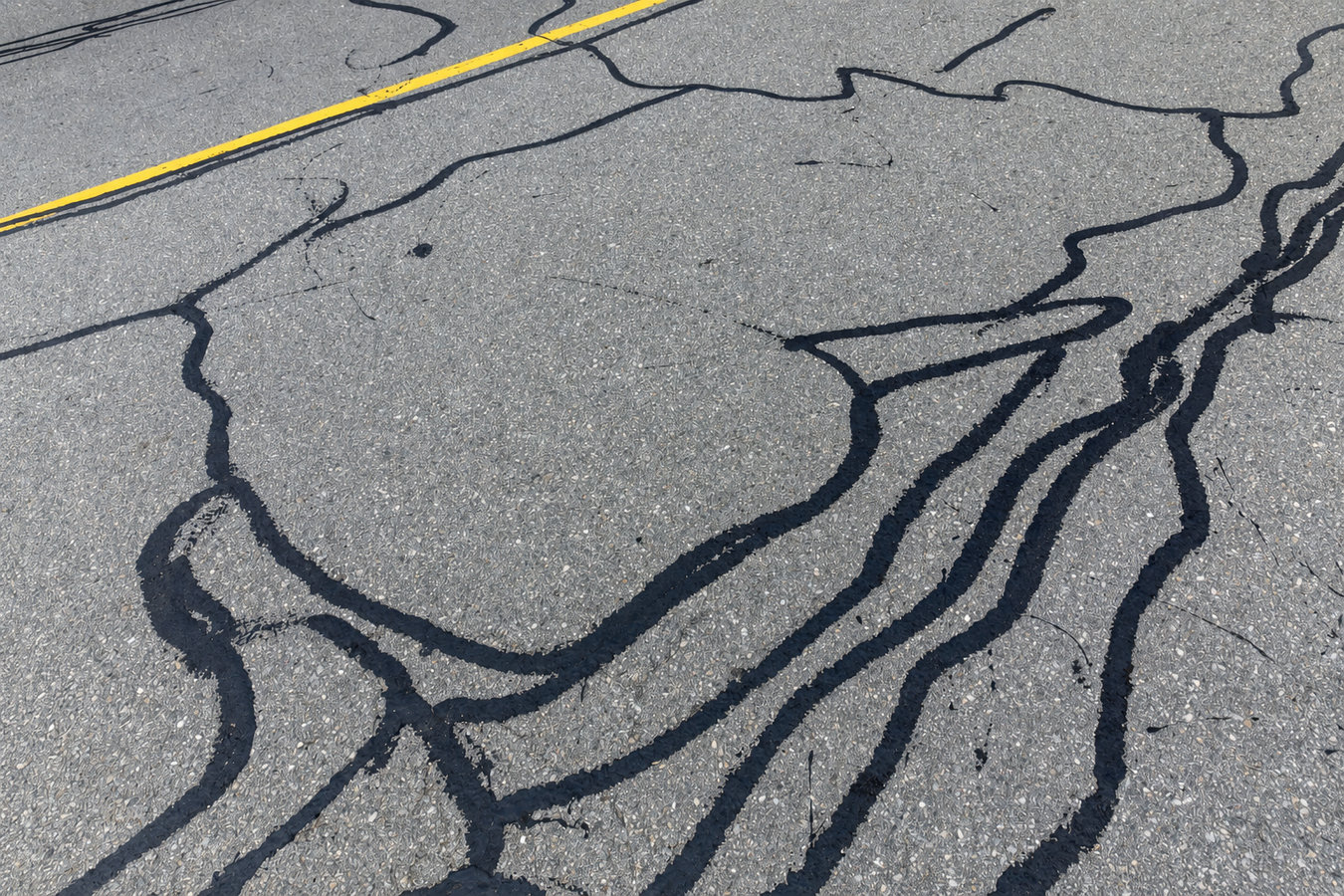 Asphalt crack sealing in Pasadena, CA